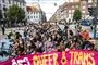En del mørke mennesker i et optog
