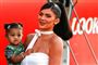 kylie jenner poserer med sin datter 