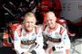jan og kevin magnussen poserer på le mans
