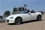 En sportsvogn foran et springvand