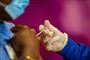 person vaccineres med sprøjte i overarmen