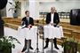 To politikere ved hver deres runde bord 