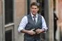 Tom Cruise i jakkesæt ser bekymret ud
