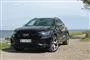 En sort Audi ved vandet