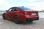 En orange BMW parkeret foran vandet