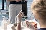 En kvinde trækker en vaccine op i en sprøjte. 