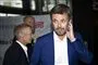 Kronprins Frederik klør sig på kinden. Han er iført skjorte uden slips og en mørkeblå blazer. 