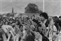 Efter flere års eksil under det græske militærstyre blev Theodorakis i 1974 ved sin hjemkomst mødt af en ekstatisk folkemængde i lufthavnen i Athen.