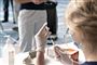 Vaccine gøres klar i sprøjte