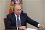 vladimir putin sidder i mørk jakke