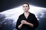 Mette Frederiksen gestikulerer 