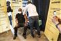 mand får vaccination med et stik i skulderen