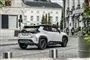 En hvid suv bagfra i byen