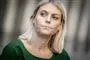 Billede af en blond kvinde i grøn kjole