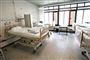 Tomme hospitalssenge på en isolationsstue.