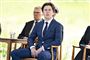 Prins Christian i mørkeblåt jakkesæt. Han sidder på en stol. 