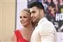 britney spears holder om mand i skjorte