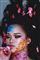 en kvinde med blomster-make-up i ansigtet