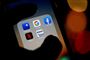 Mobiltelefon med facebook-app