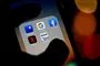 Mobiltelefon med facebook-app
