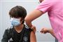 ung mand får vaccination i skulderen