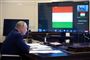 Vladimir Putin sidder ved bord