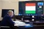 Vladimir Putin sidder ved bord