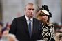 Prins Andrew i forgrunden bag ham ses prinsesse Beatrice med en stor sort og hvid hat. 
