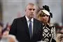 Prins Andrew i forgrunden bag ham ses prinsesse Beatrice med en stor sort og hvid hat. 