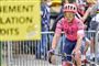 En cykelrytter foran tilskuere