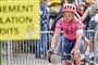 En cykelrytter foran tilskuere