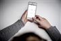 person sidder med mobiltelefon