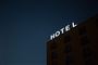 skilt på bygning med påskriften hotel 