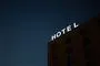 skilt på bygning med påskriften hotel 