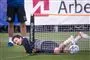 Thomas Delaney ligger ned i et lillebitte fodboldmål under en træning.