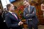 to politikere taler sammen