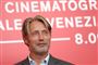 mads mikkelsen poserer 