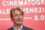 mads mikkelsen poserer 