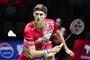 En badmintonspiller ved nettet