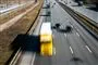 En masse trafik på en motorvej
