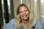En smilende blond kvinde