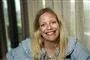 En smilende blond kvinde