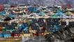by med farvestrålende huse i grønland 