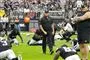 en amerikansk football-træner på banen