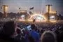 En masse tilskuere omkring Orange Scene på Roskilde Festivalen