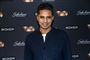 Manu Sareen til biografpremiere han smiler til kameraet.
