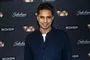 Manu Sareen til biografpremiere han smiler til kameraet.