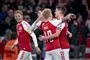fodboldspiller jubler efter scoring