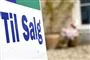 til salg skilt foran hus 