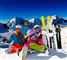 En familie med ski